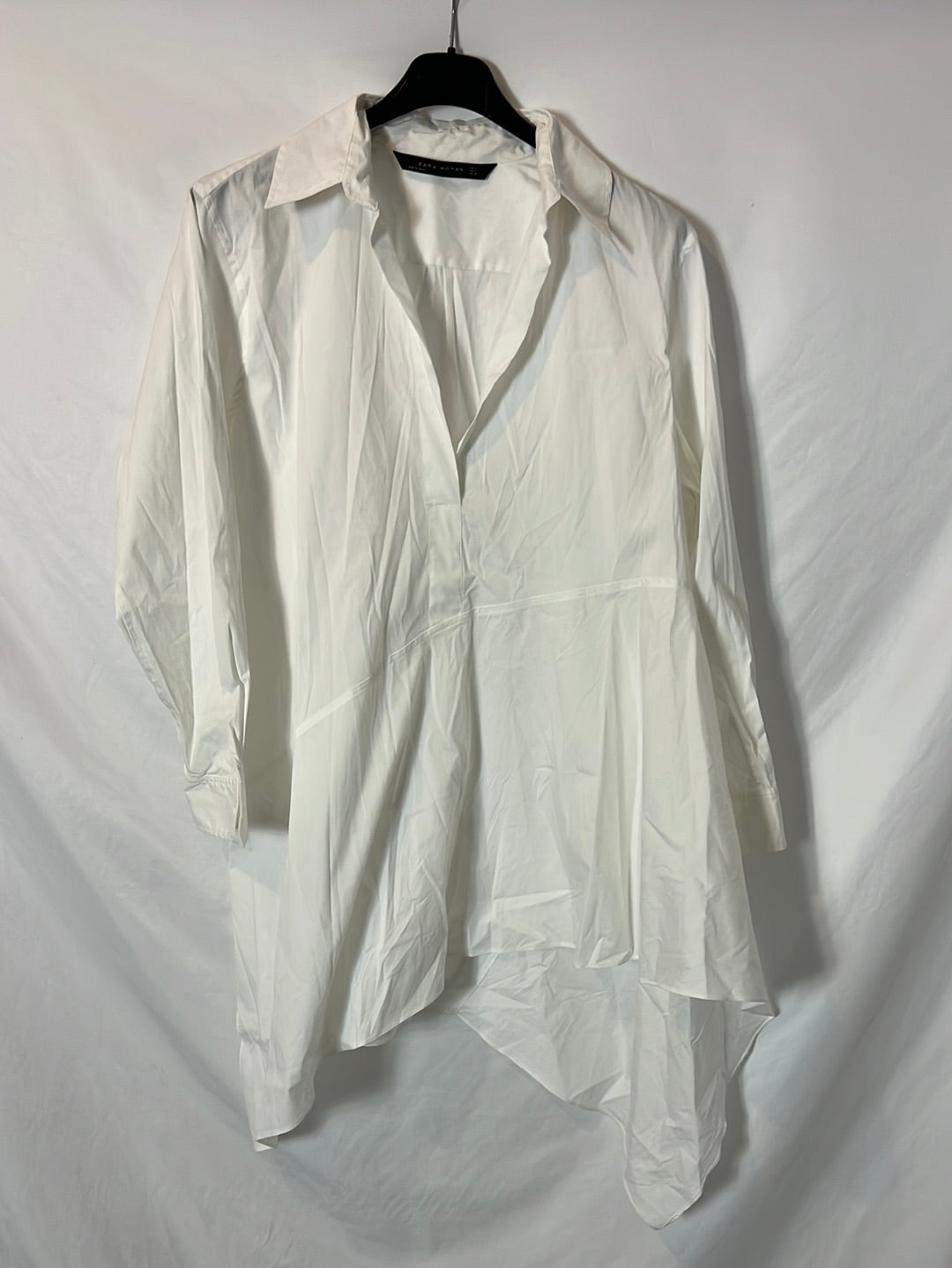 ZARA. Camisa blanca larga asimétrica. T. M