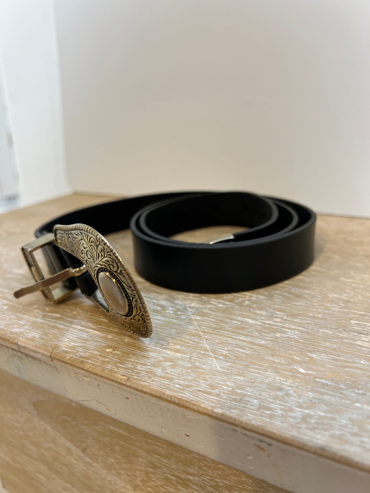 ZARA. Cinturón piel hebilla dorada. T 85