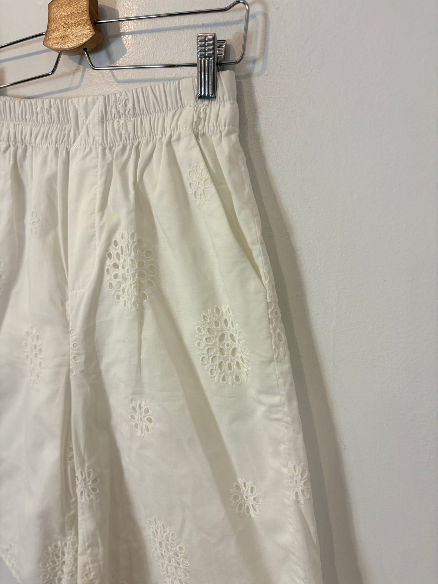 ZARA. Bermuda larga blanca bordados