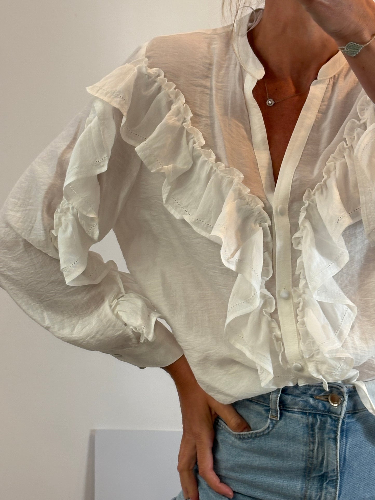 ZARA. Blusa blanca volantes. T M
