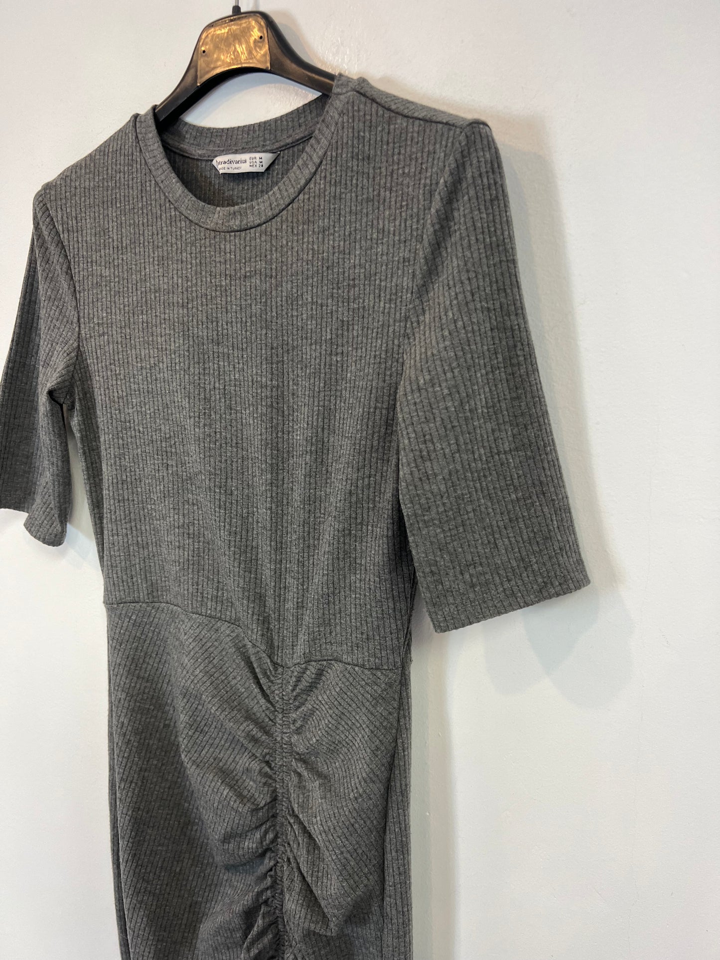 STRADIVARIUS. Tm gray ribbed midi dress