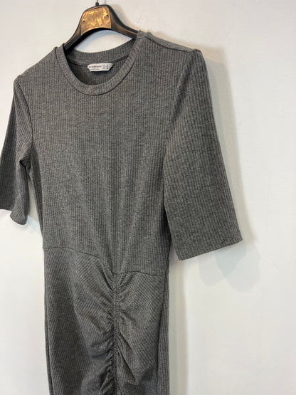 STRADIVARIUS. Tm gray ribbed midi dress