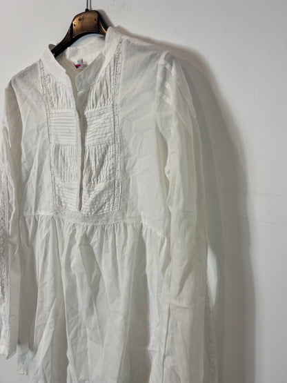 OTHERS. White blouse with neckline detail. TM