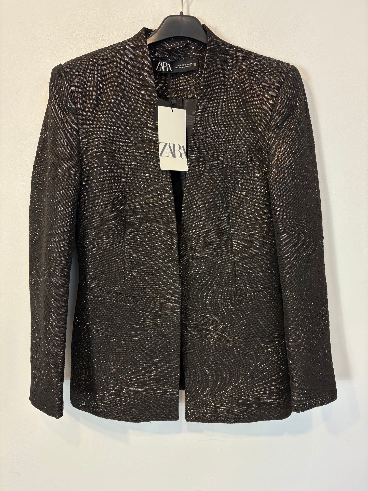 ZARA. Blazer negra hilos dorados