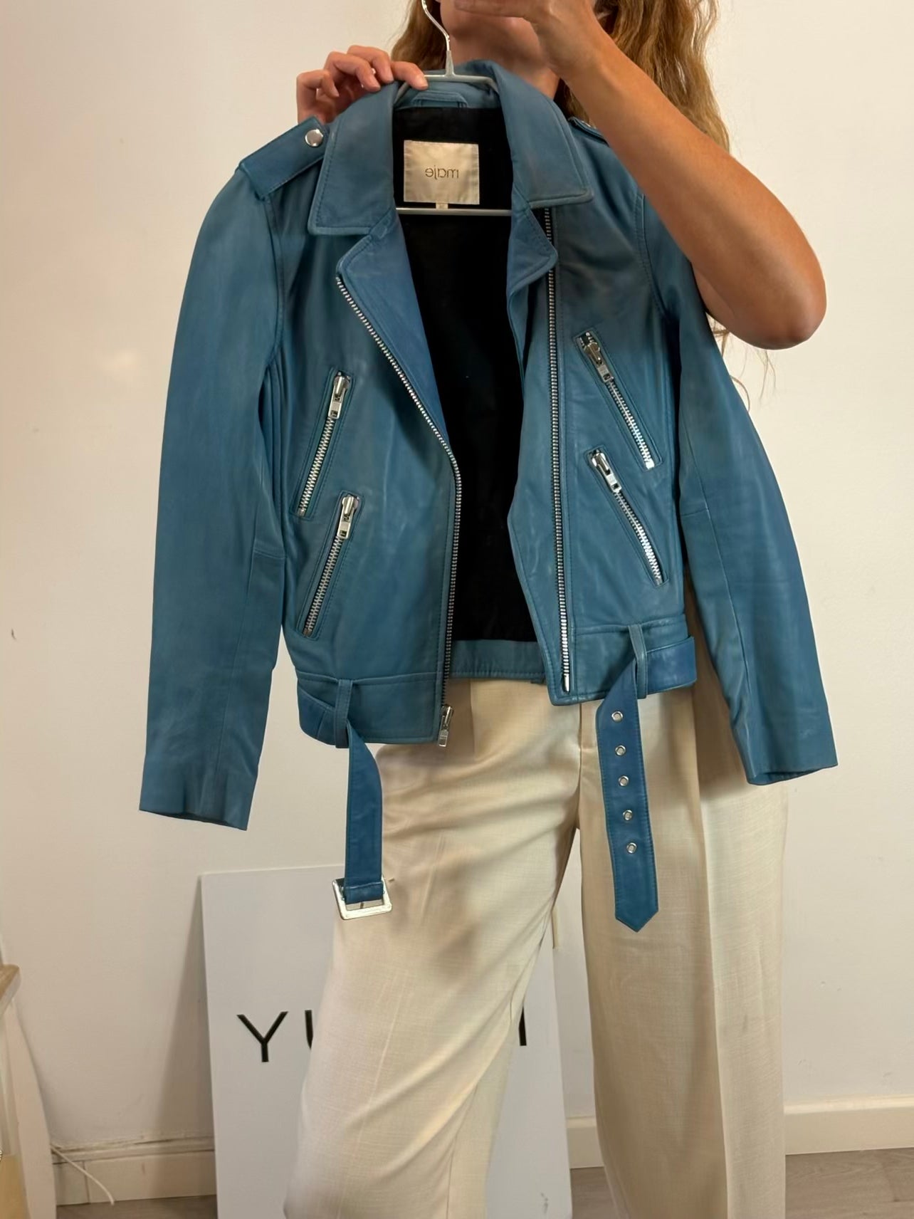 MAJE. Cazadora piel azul cremalleras