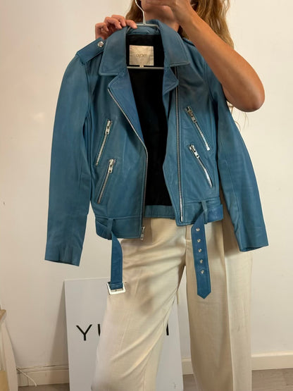 MAJE. Cazadora piel azul cremalleras