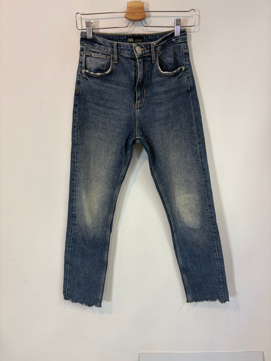 ZARA. Denim semi elástico cintura alta. T 36