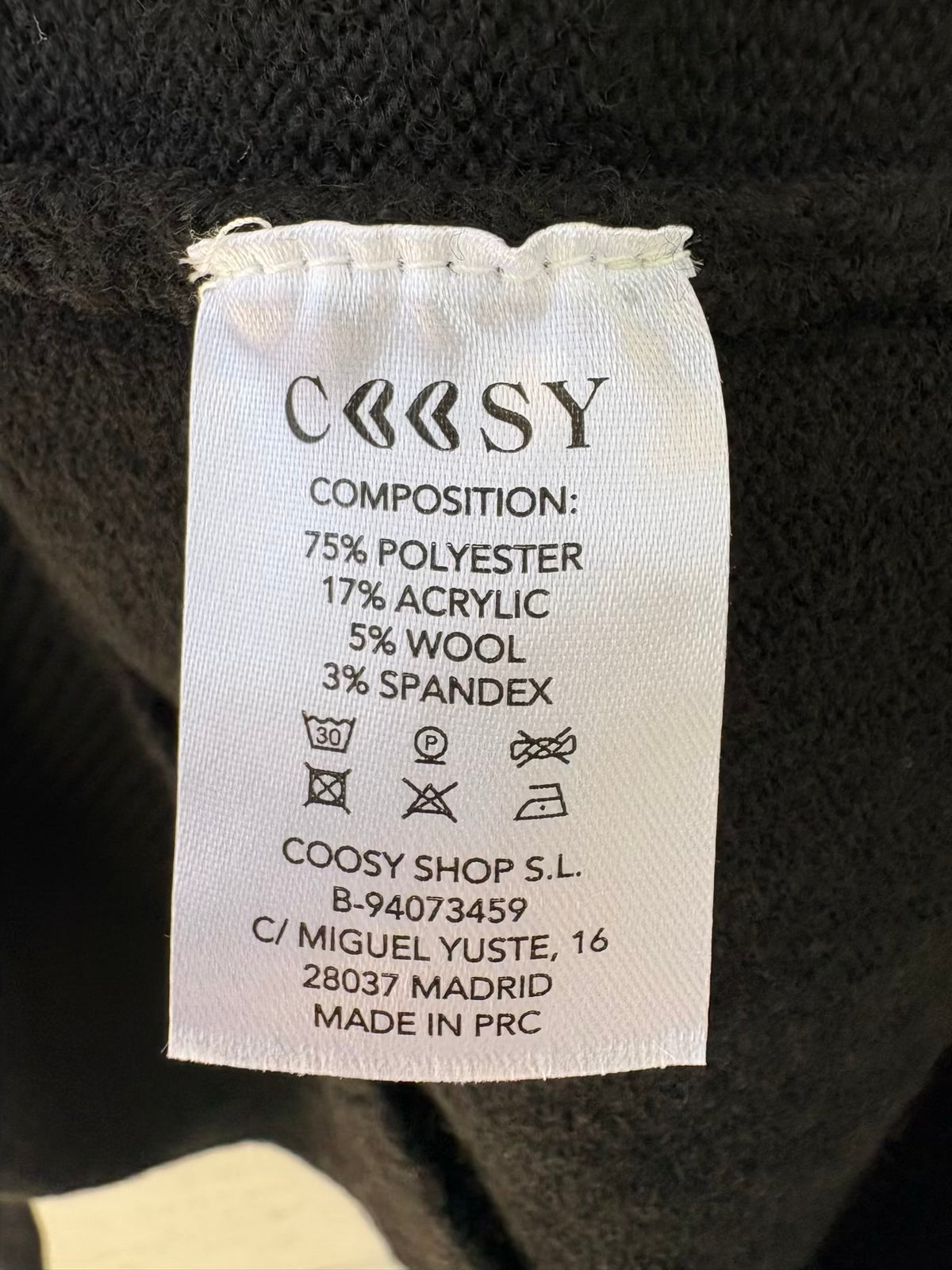 COOSY. Jersey negro cuello pico
