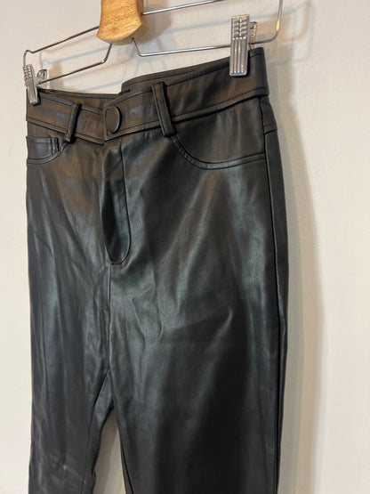 ZARA. pantalón negro efecto piel. T M