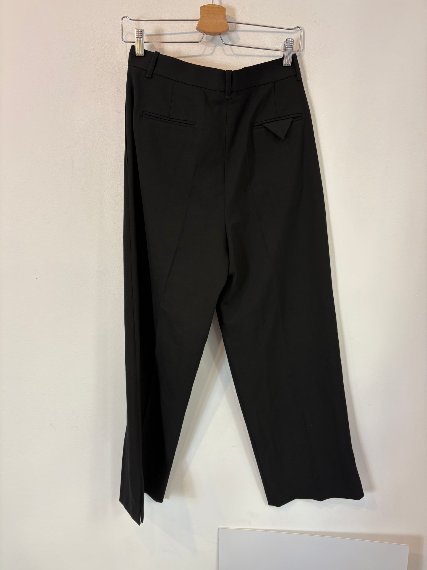 ZARA. Pantalón pinzas botón lateral