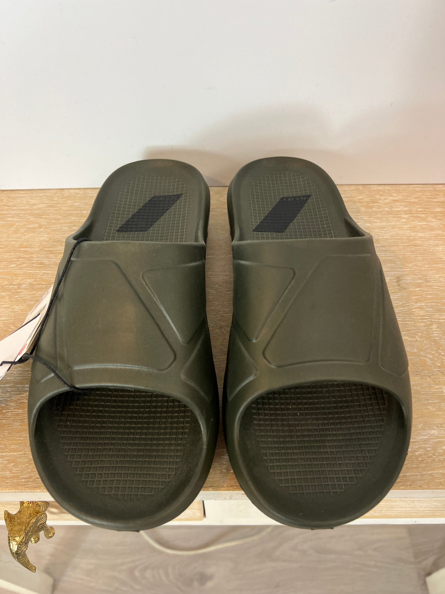 ZARA. Chanclas verde goma T.39