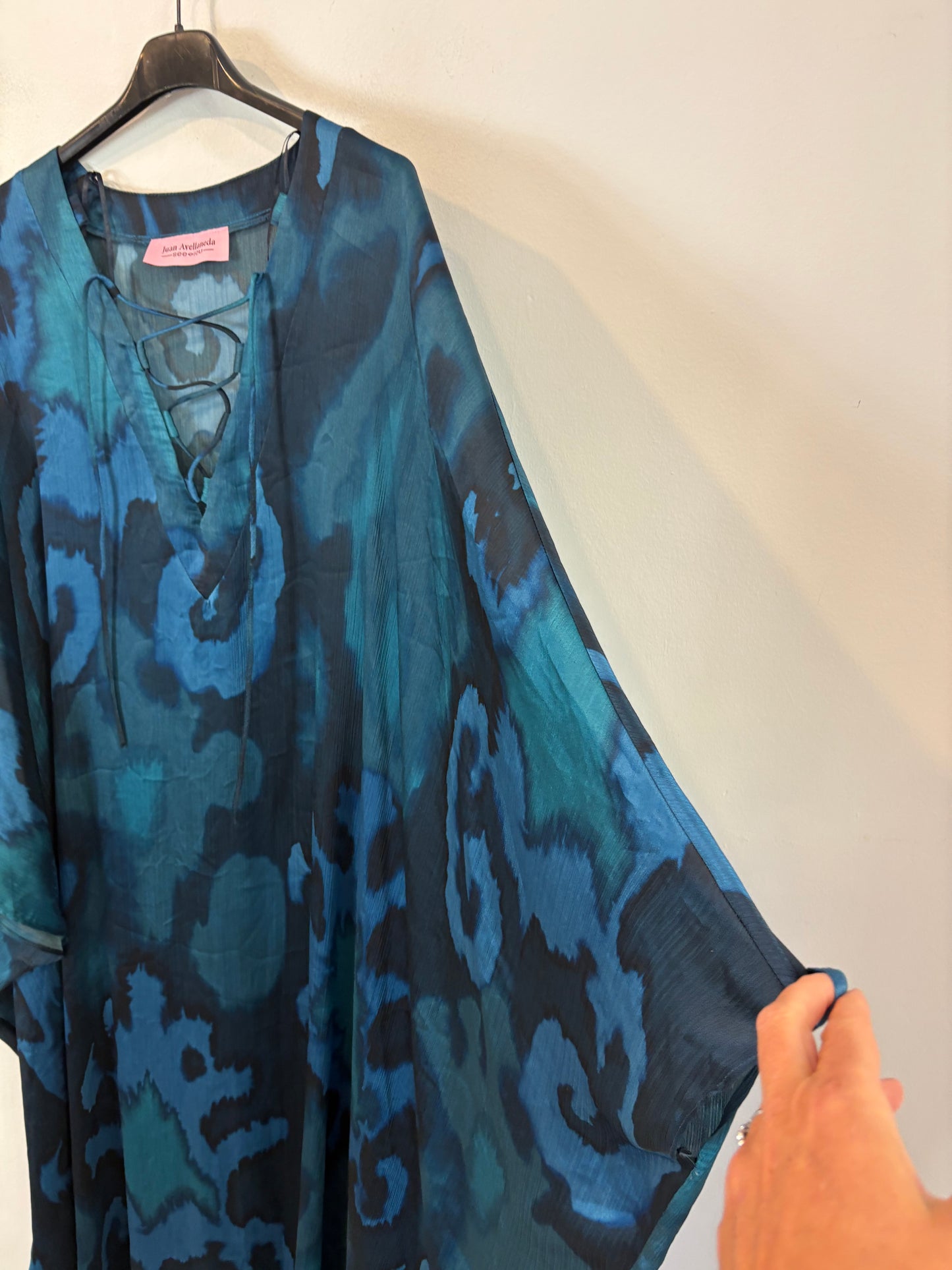 JUAN AVELLANEDA SEE IOU. Vestido estilo caftán azules