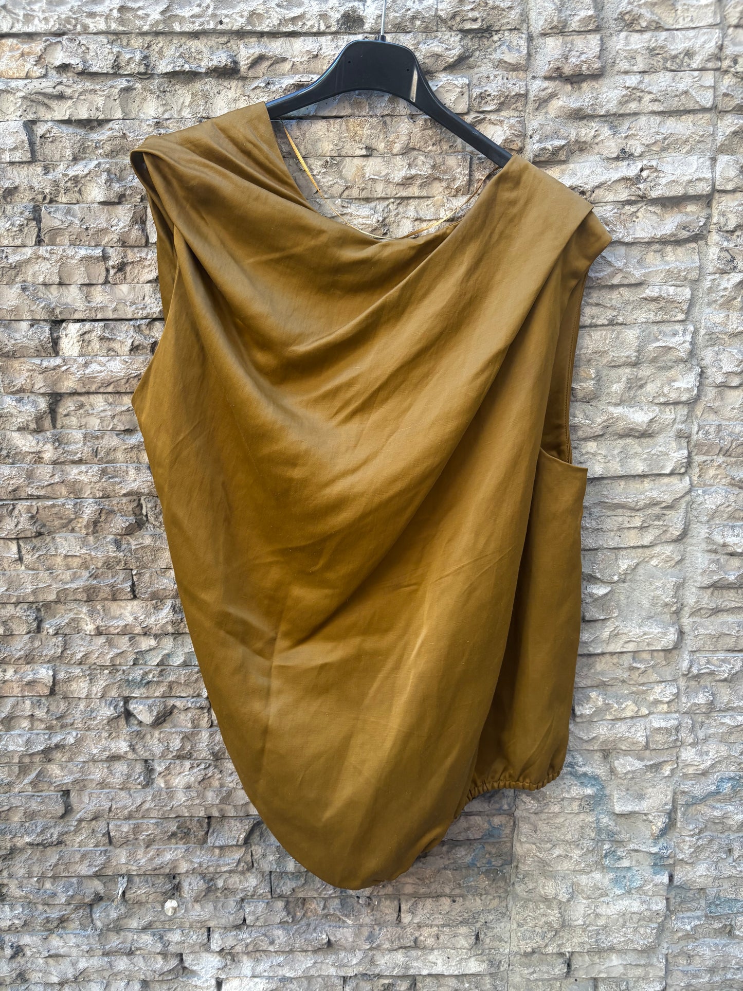 ZARA. Top satinado caqui. T M