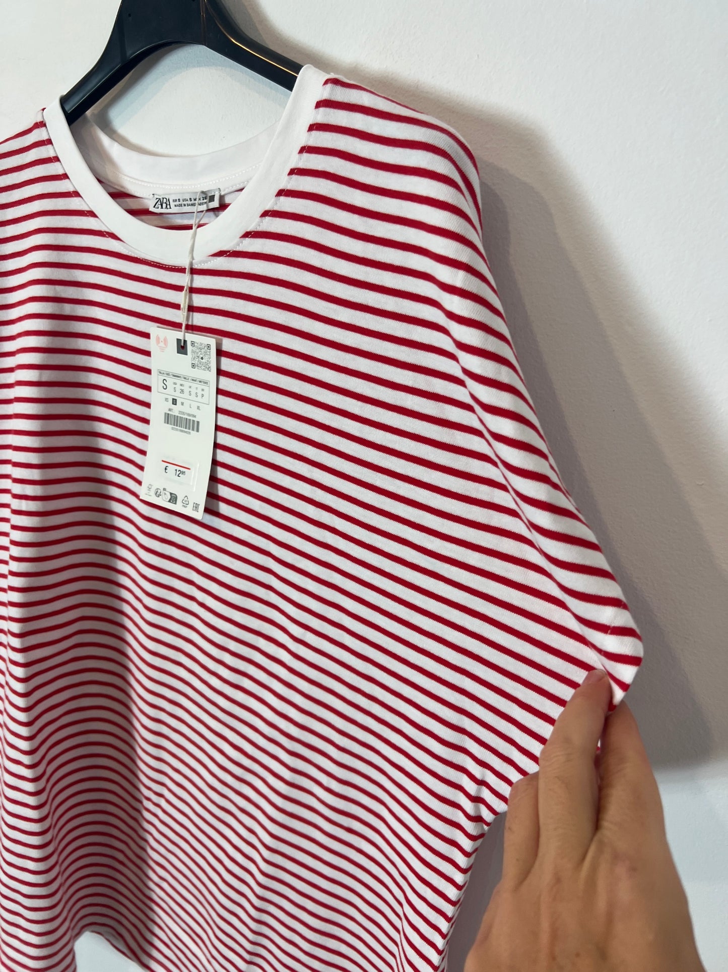 ZARA. Camiseta rayas roja. T S
