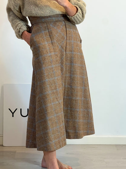 KIUT. Falda midi jaspeada lana