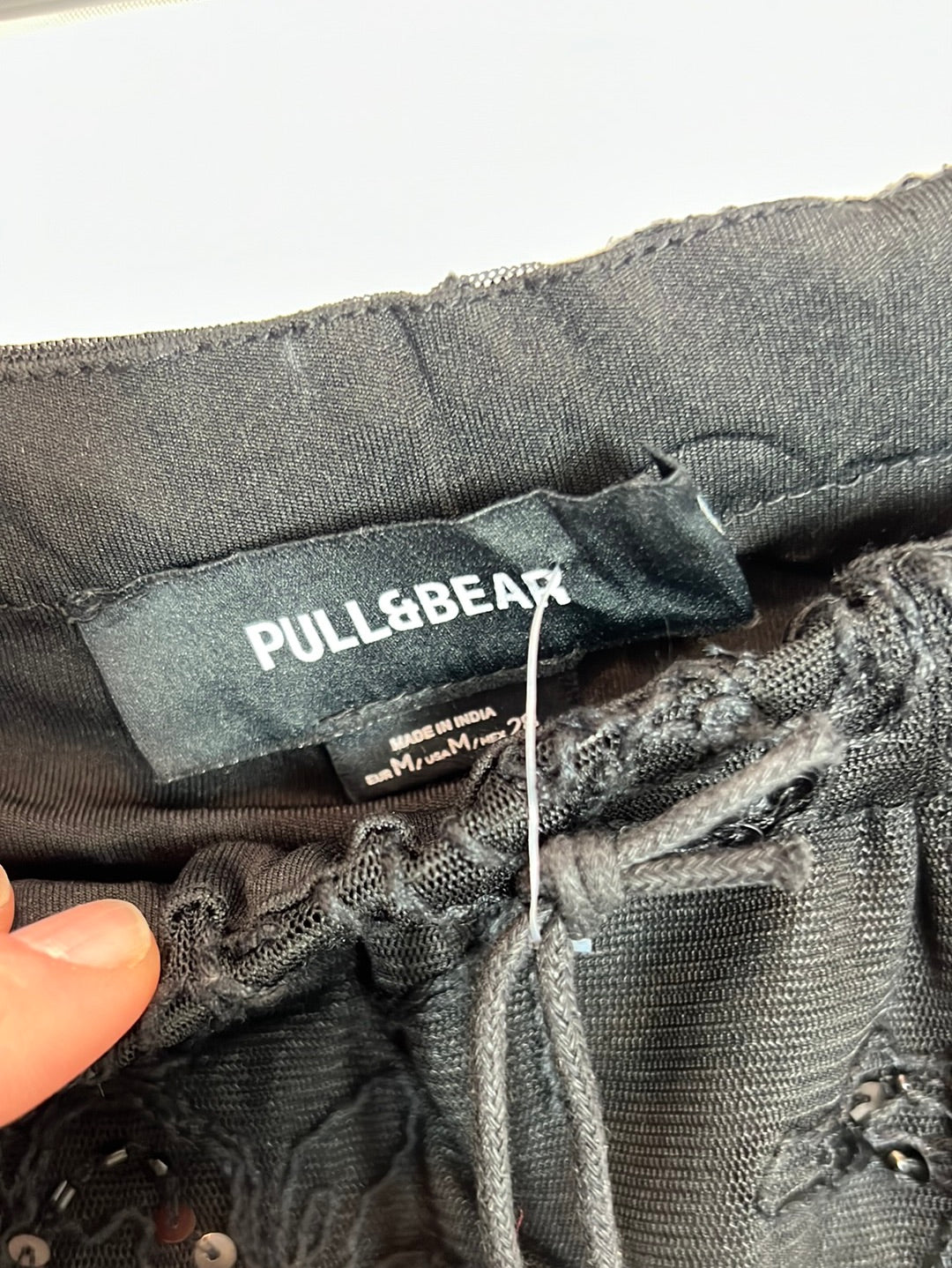 PULL&BEAR . Pantalón negro transparente encaje. T M