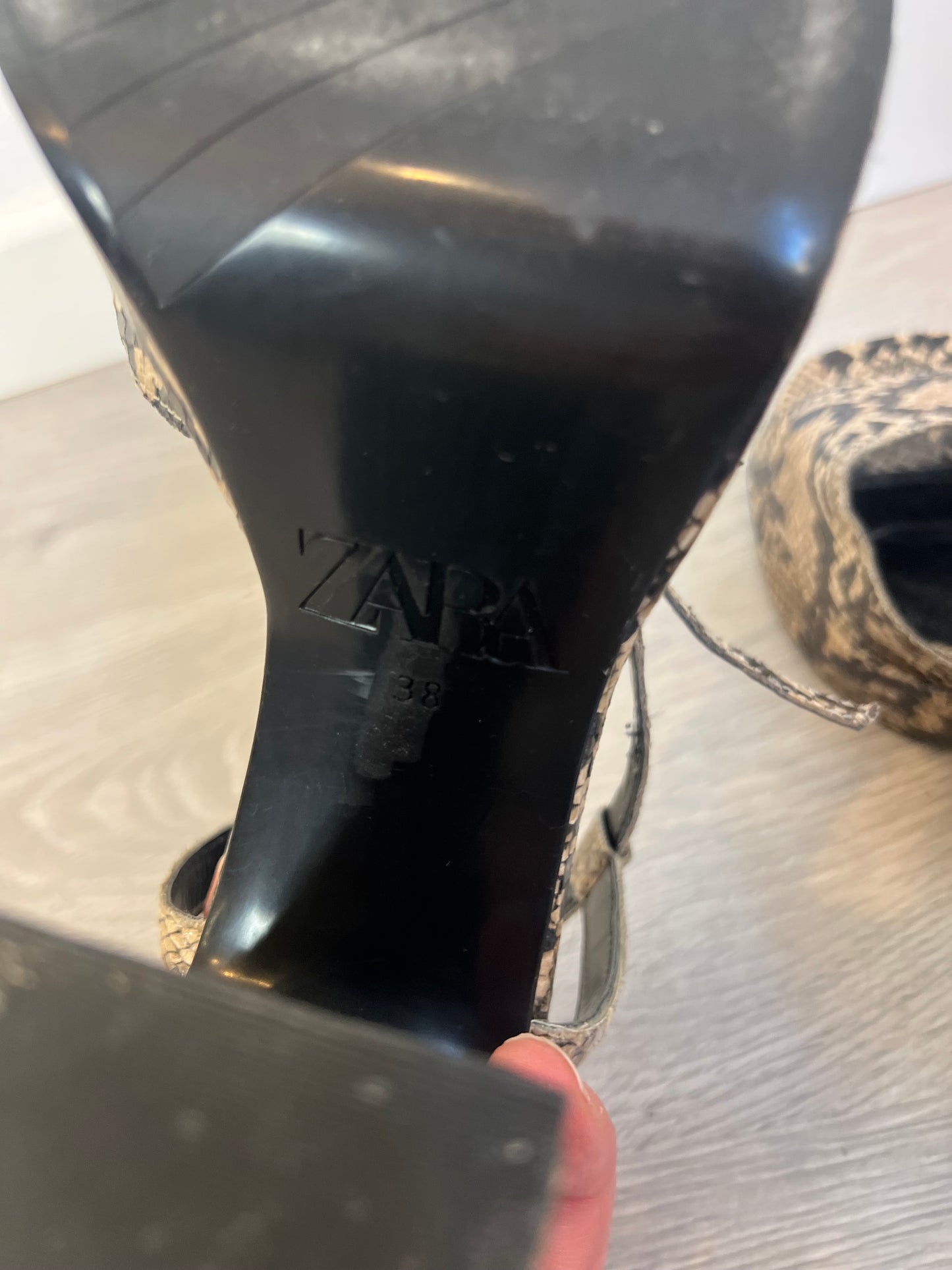 ZARA. Sandalias animal print. T 38