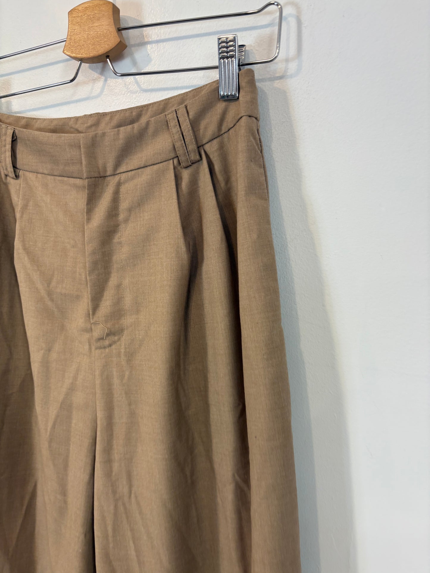 OTRAS. Pantalón  pinzas beige oscuro. T 38