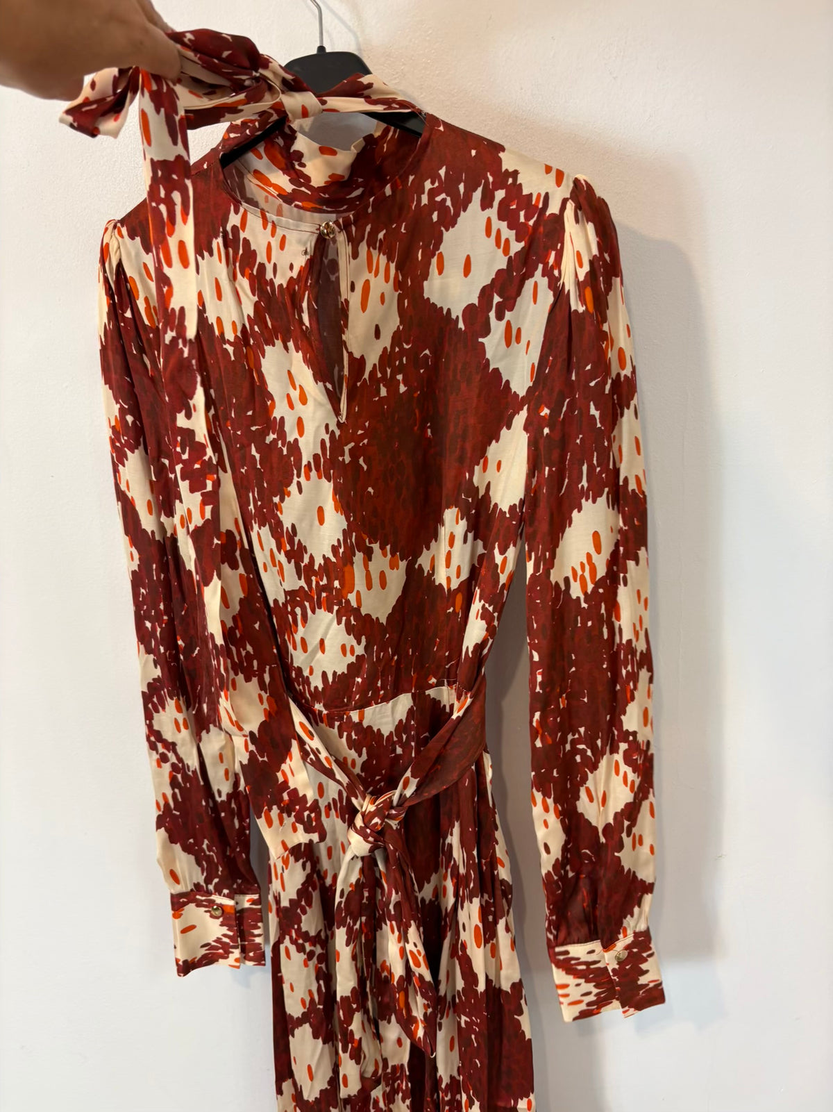 IQ COLLECTION. Vestido fluido estampado lazada