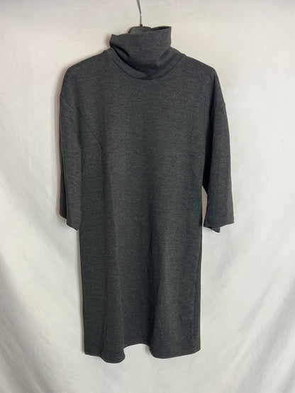 ZARA. Vestido corto gris cuello alto. T S