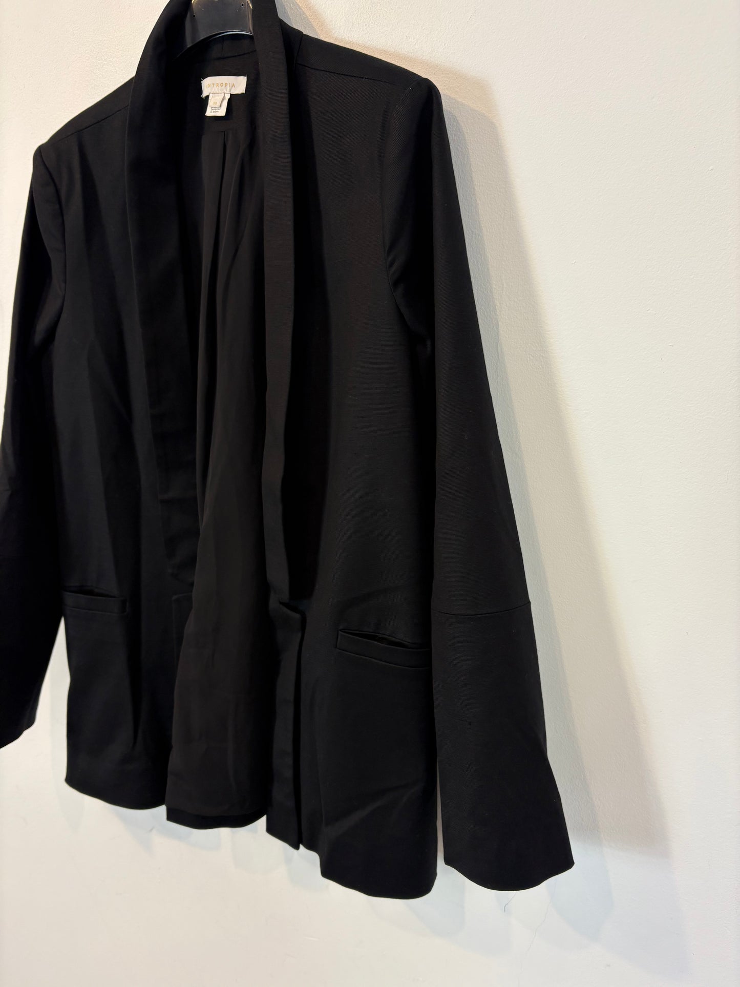 INTROPIA. Blazer negra solapa