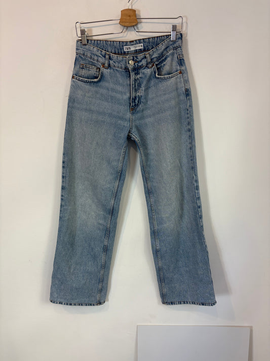 MASSIMO DUTTI. Short green skirt with pocket T.xs