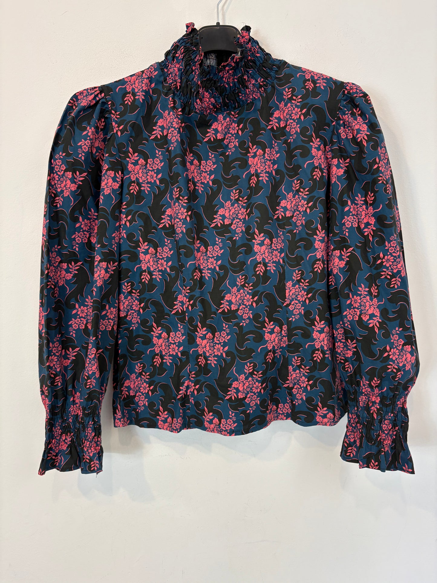 PIETRA. Blusa azul flores rosa
