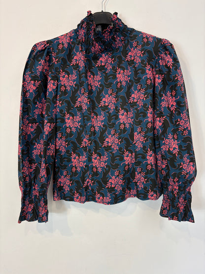 PIETRA. Blusa azul flores rosa