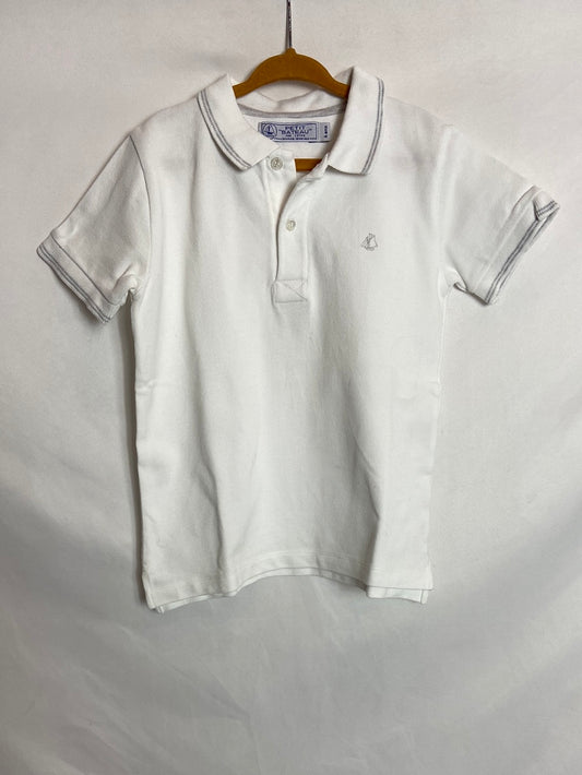 LITTLE BAT. White polo shirt with logo. Size 6 years.