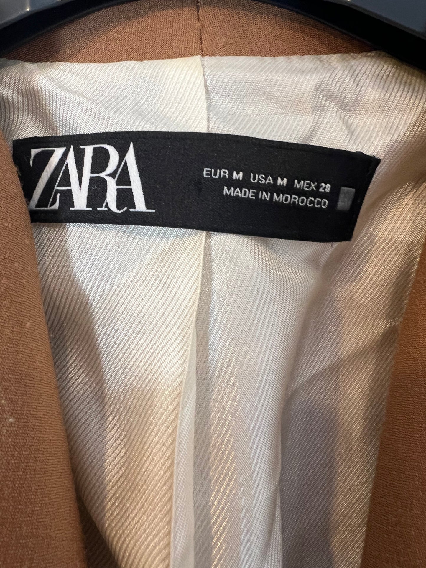 ZARA. Blazer camel botones dorados