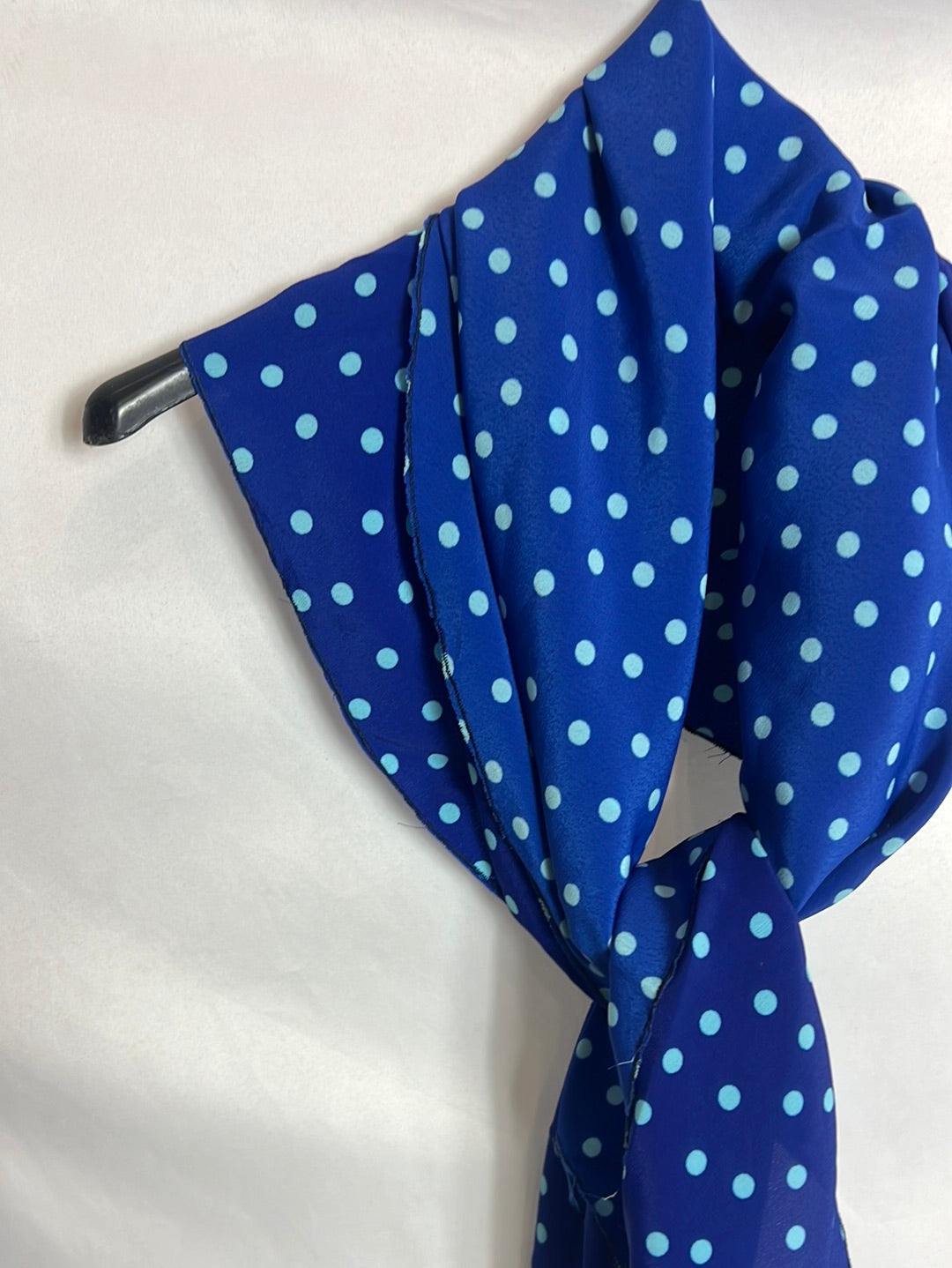 OTRAS. Pañuelo azul lunares