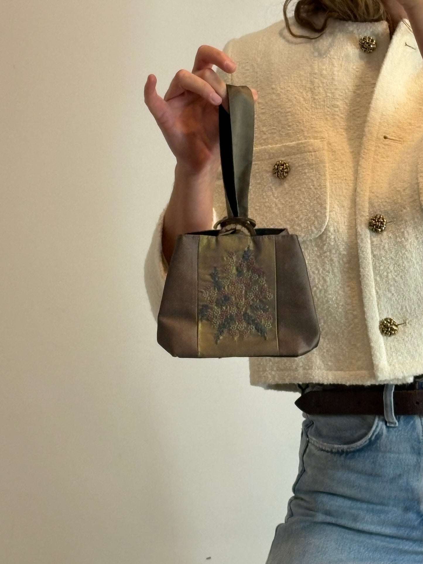 OTRAS. Bolso de mano flores bordadas