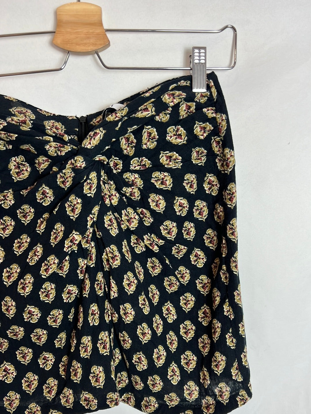 ZARA. Black floral Ts skirt