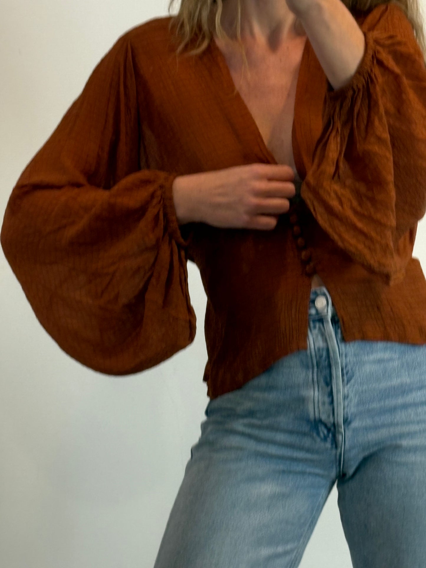 SAVANNAH MORROW. Blusa marrón fluida