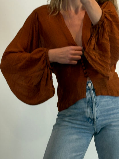 SAVANNAH MORROW. Blusa marrón fluida