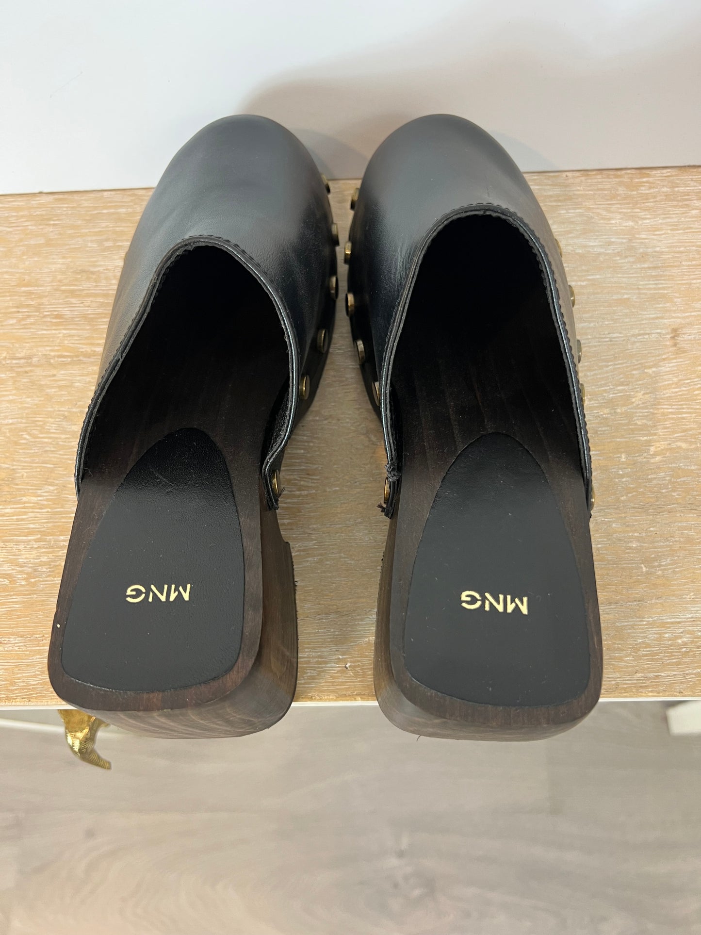 MANGO. Zuecos negro tachuelas. T 37