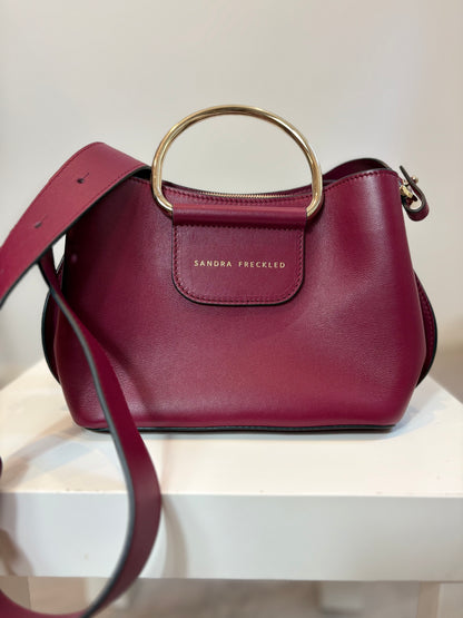 SANDRA FRECKLED. Bolso burdeos bandolera piel