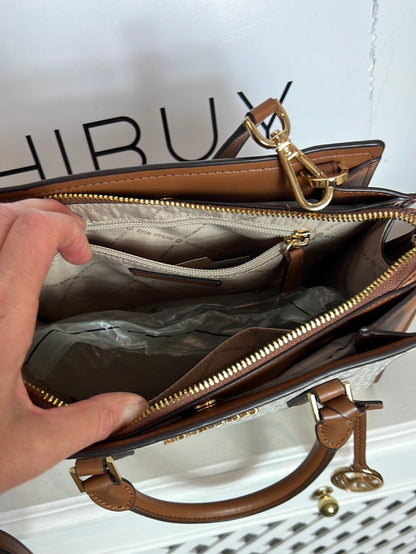 MICHAEL KORS. Bolso iniciales doble asa