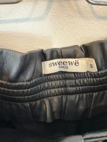 SWEEWÉ. Bermuda negra efecto piel