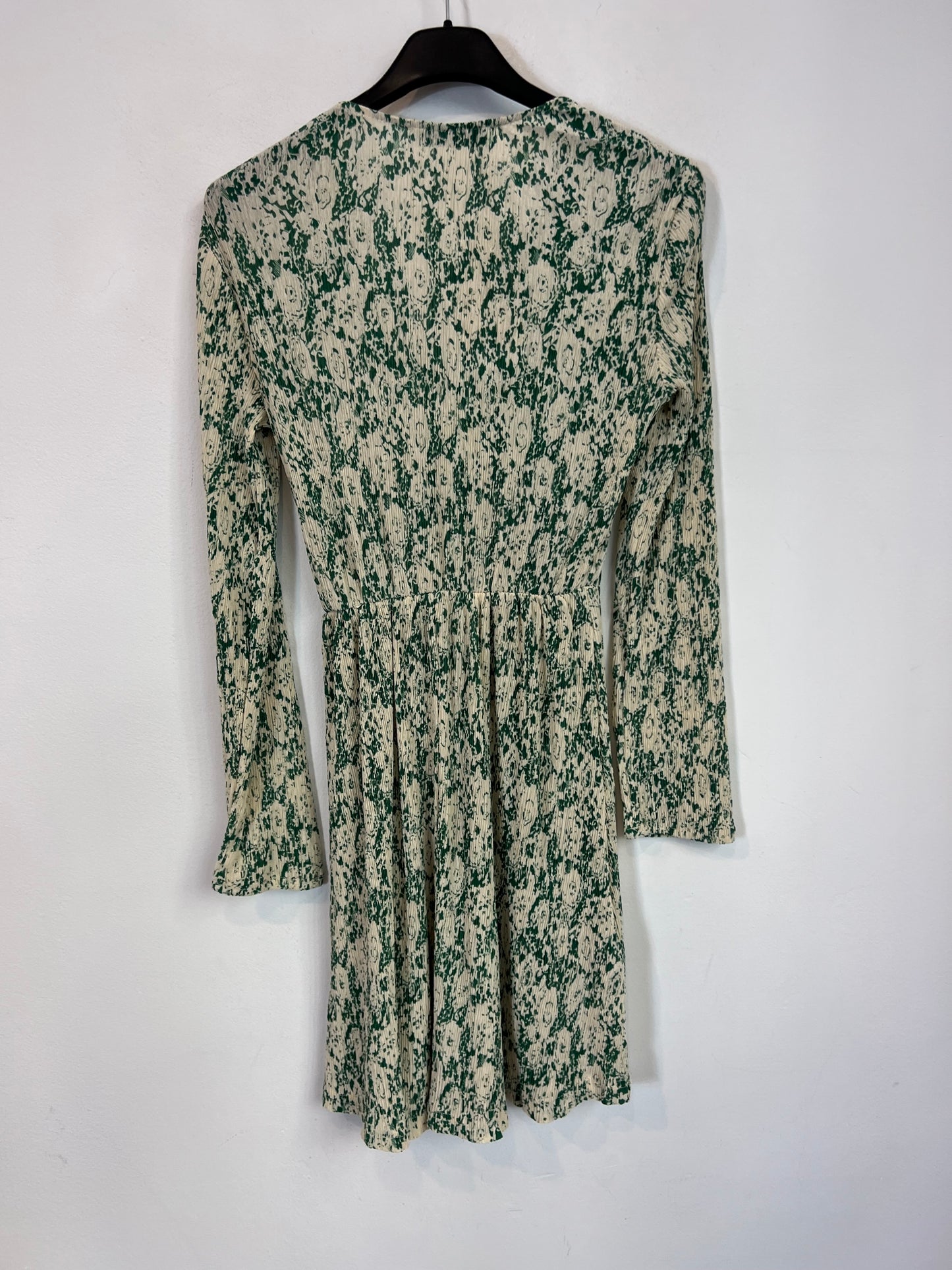 MANGO. Vestido corto plisado tonos verdes. T XXS