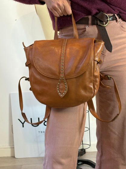 MICUIR. Mochila tachas camel