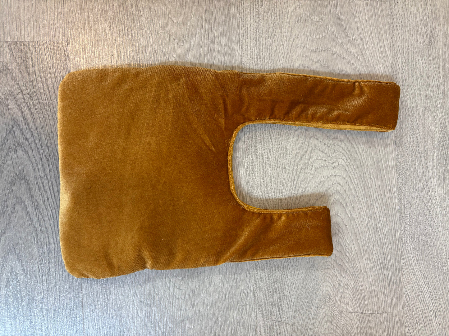 Bolso terciopelo mostaza detalle asa