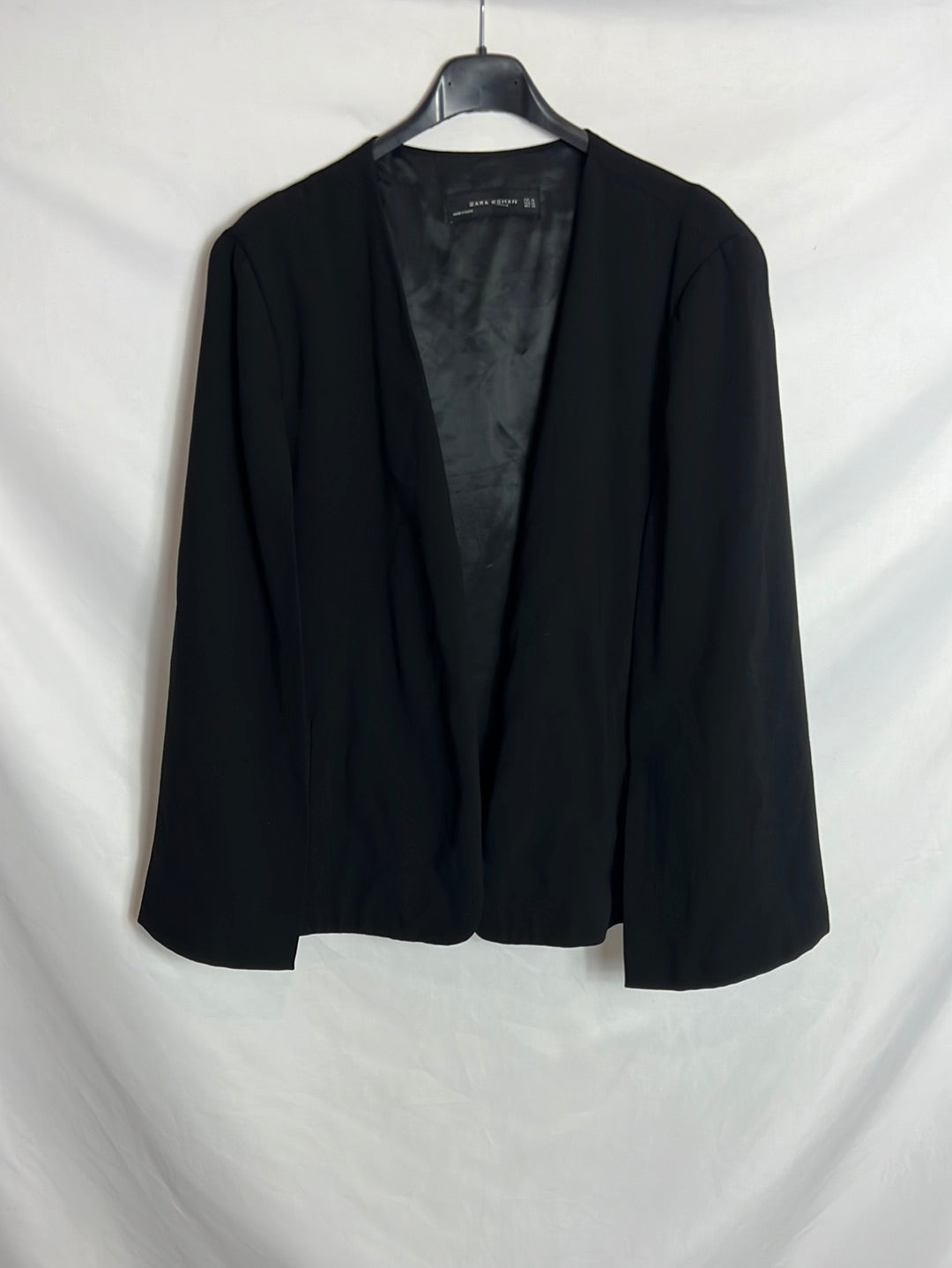 ZARA. Capa negra con chaleco interior. T XL