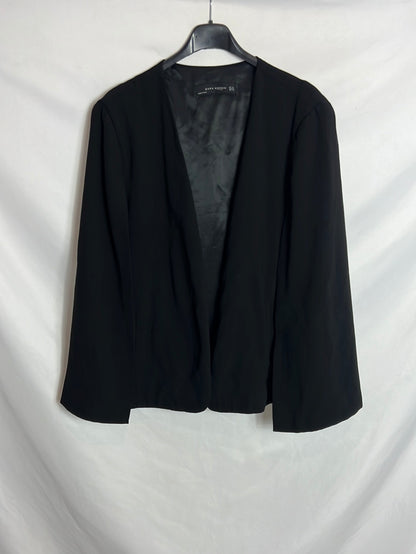 ZARA. Capa negra con chaleco interior. T XL