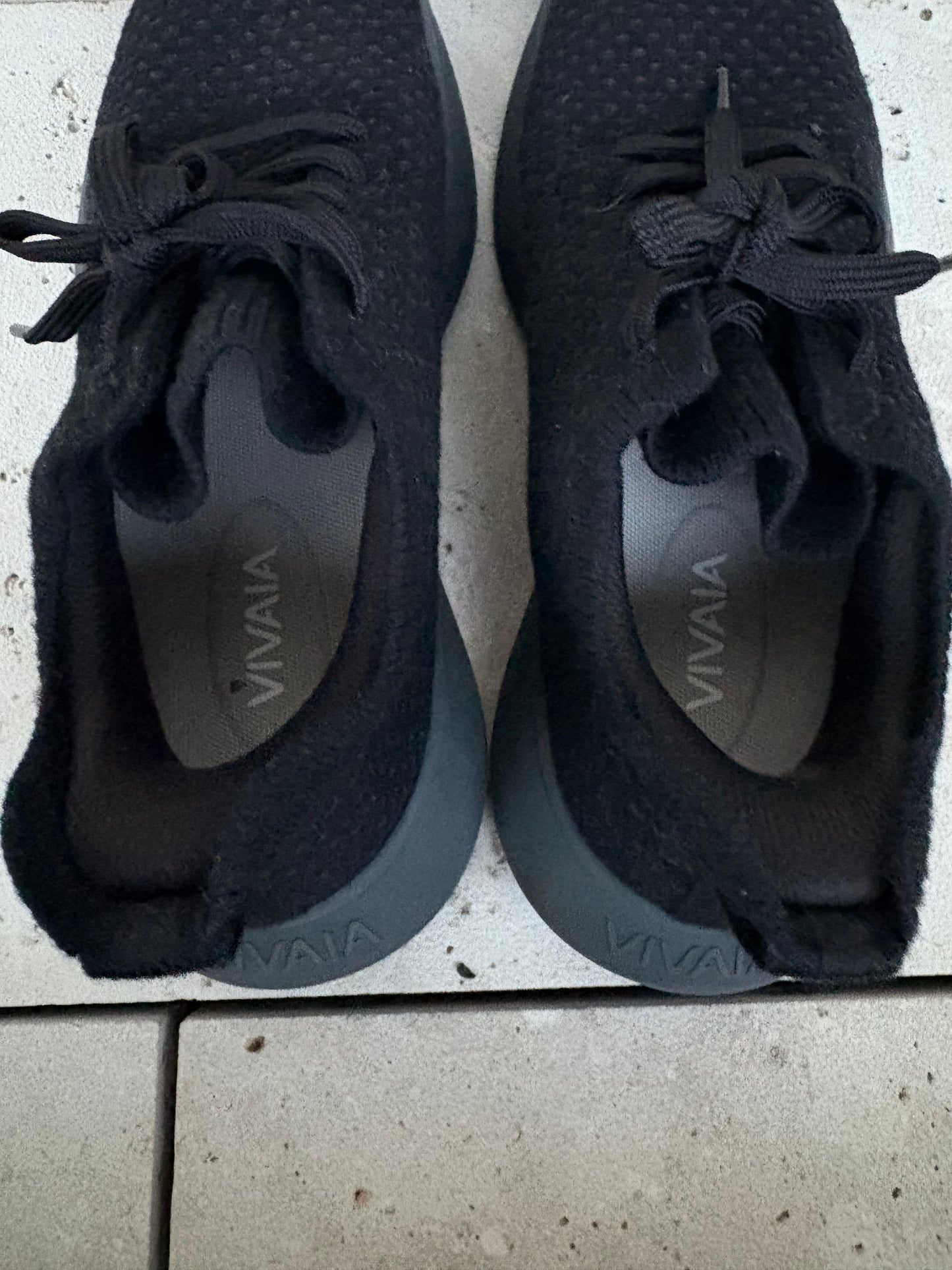 VIVAIA. Zapatillas textura en negro