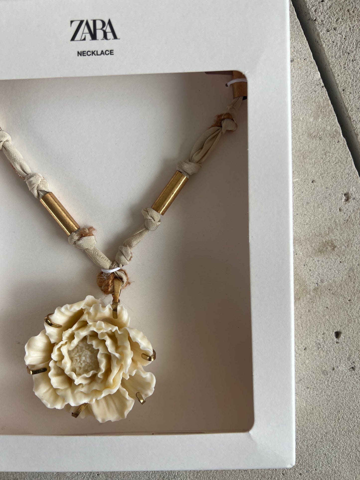 ZARA. Collar flor textura. T M