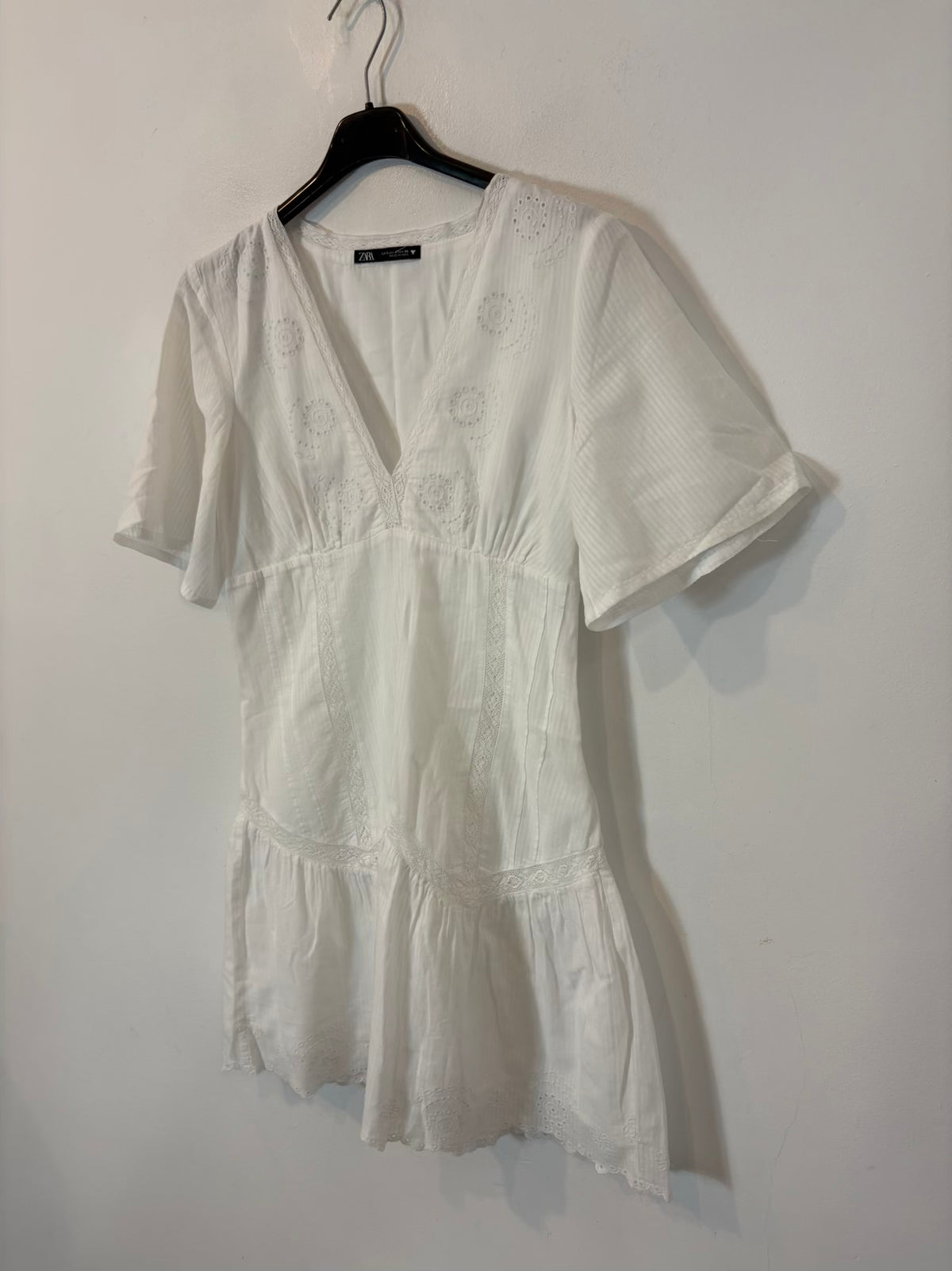 ZARA. Vestido corto blanco bordados