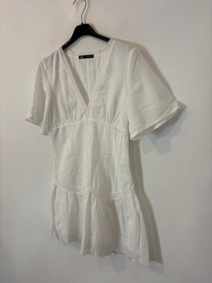 ZARA. Vestido corto blanco bordados