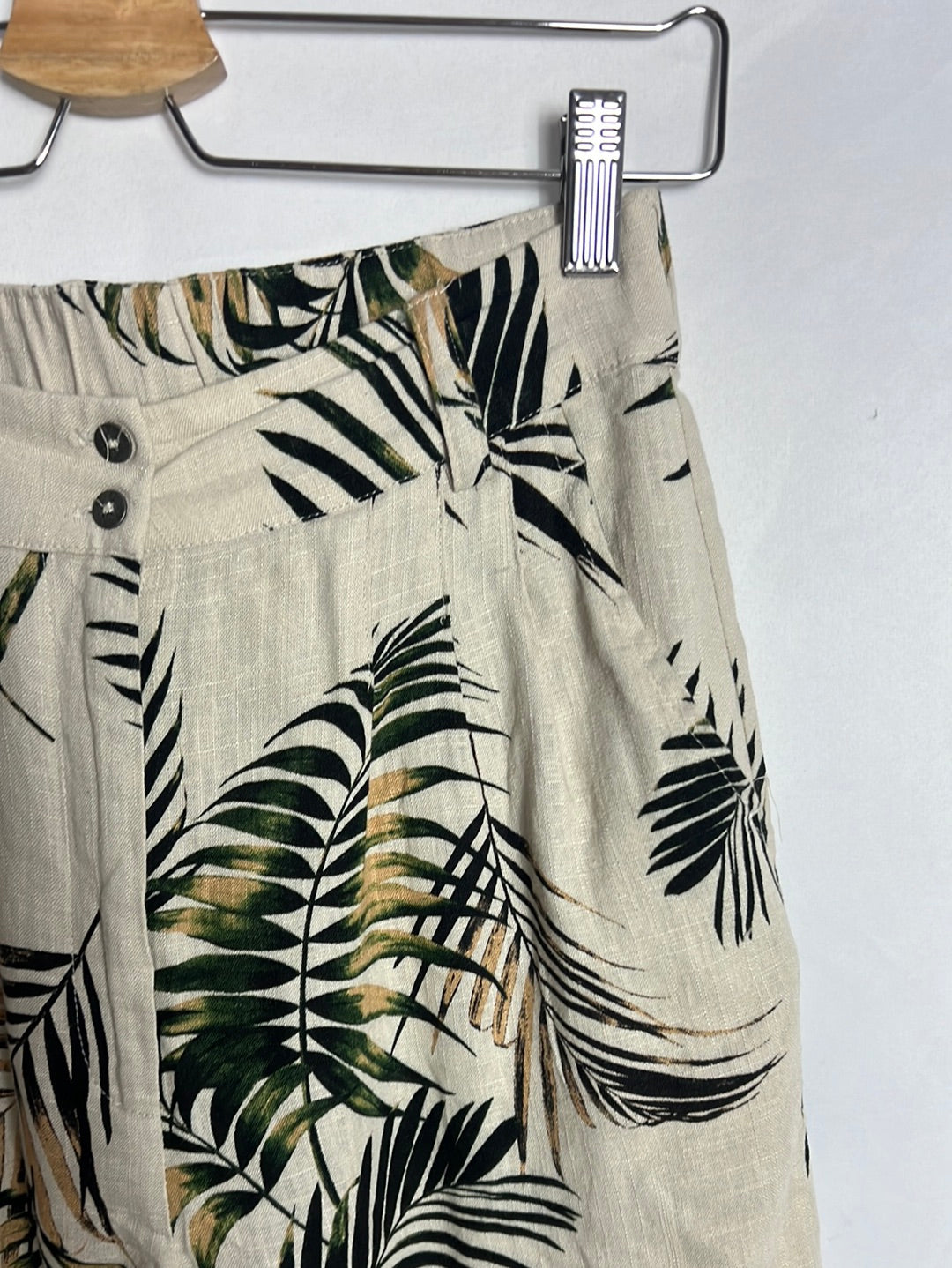OBJECT. Beige leaf print Bermuda shorts. T 36