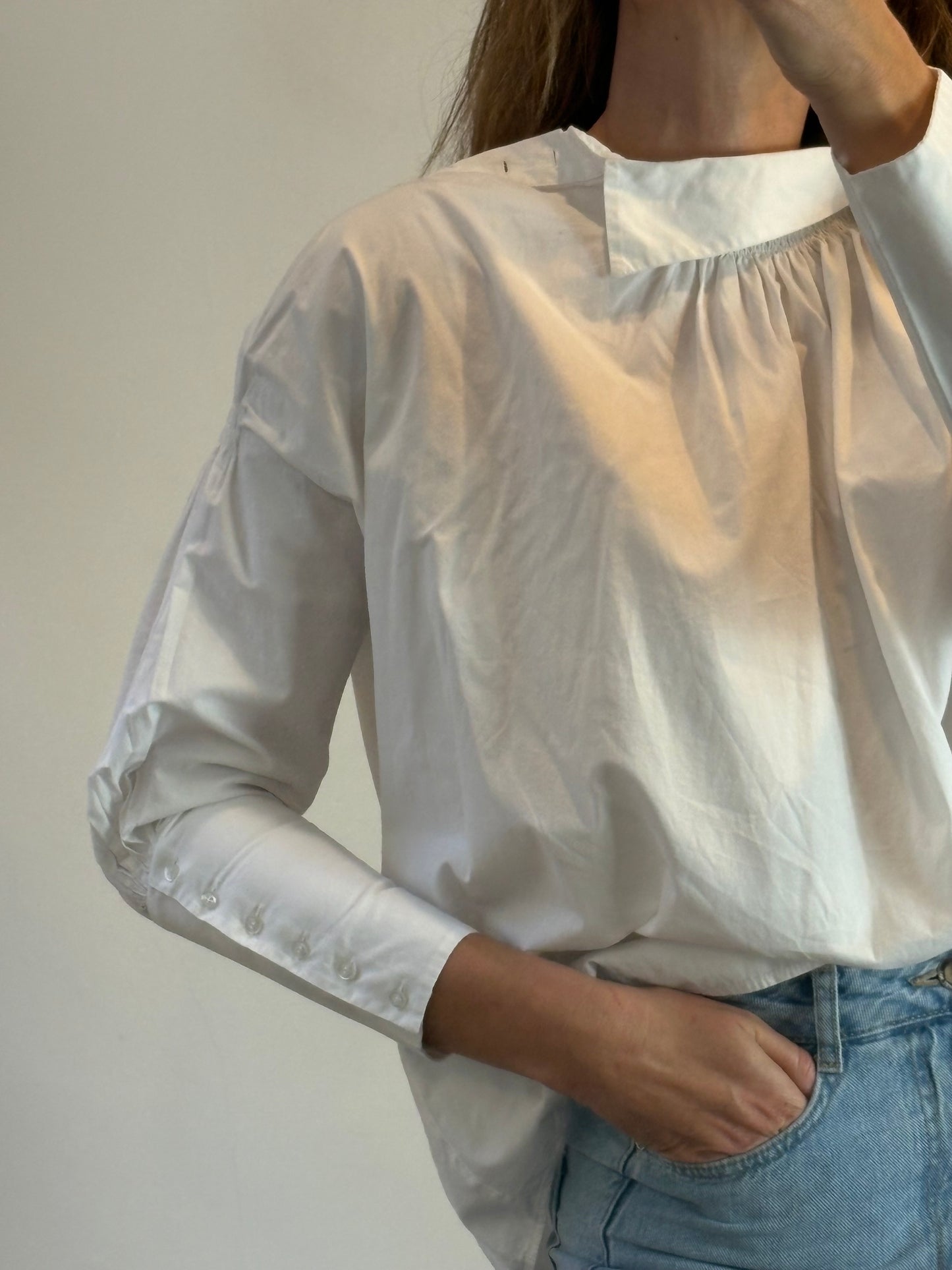 MAJE. Blusa blanca detalle cuello